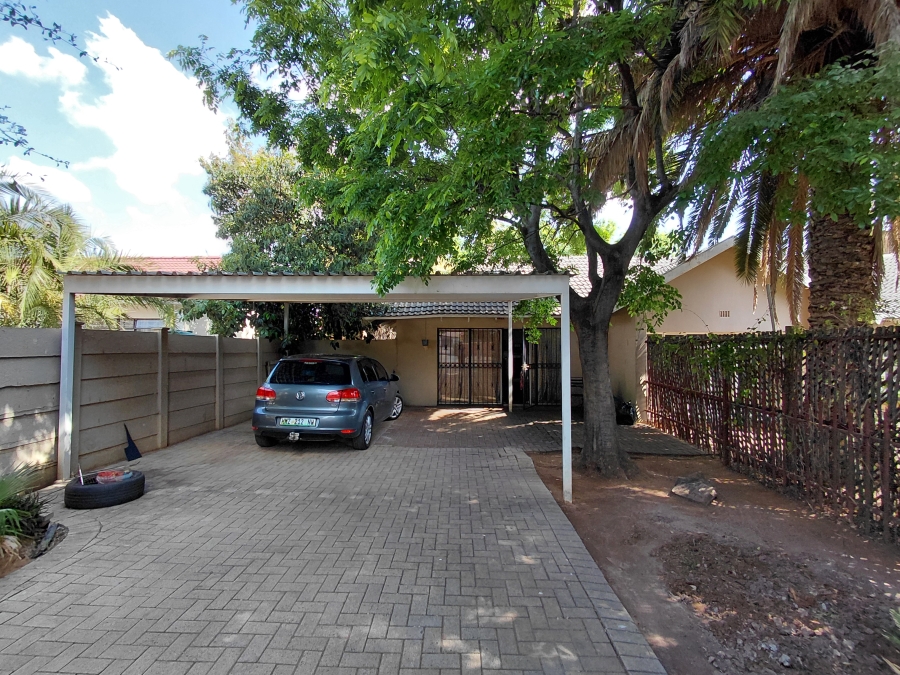 To Let 2 Bedroom Property for Rent in Flamwood North West